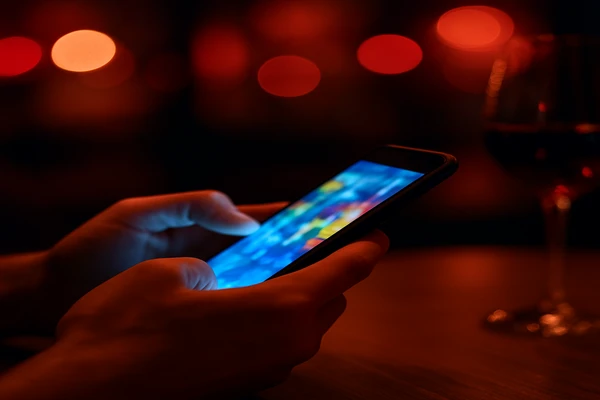 হাতে স্মার্টফোন নিয়ে একজন ব্যবহারকারী নির্বিঘ্নে ডিজিটাল প্ল্যাটফর্ম ব্যবহার করছেন